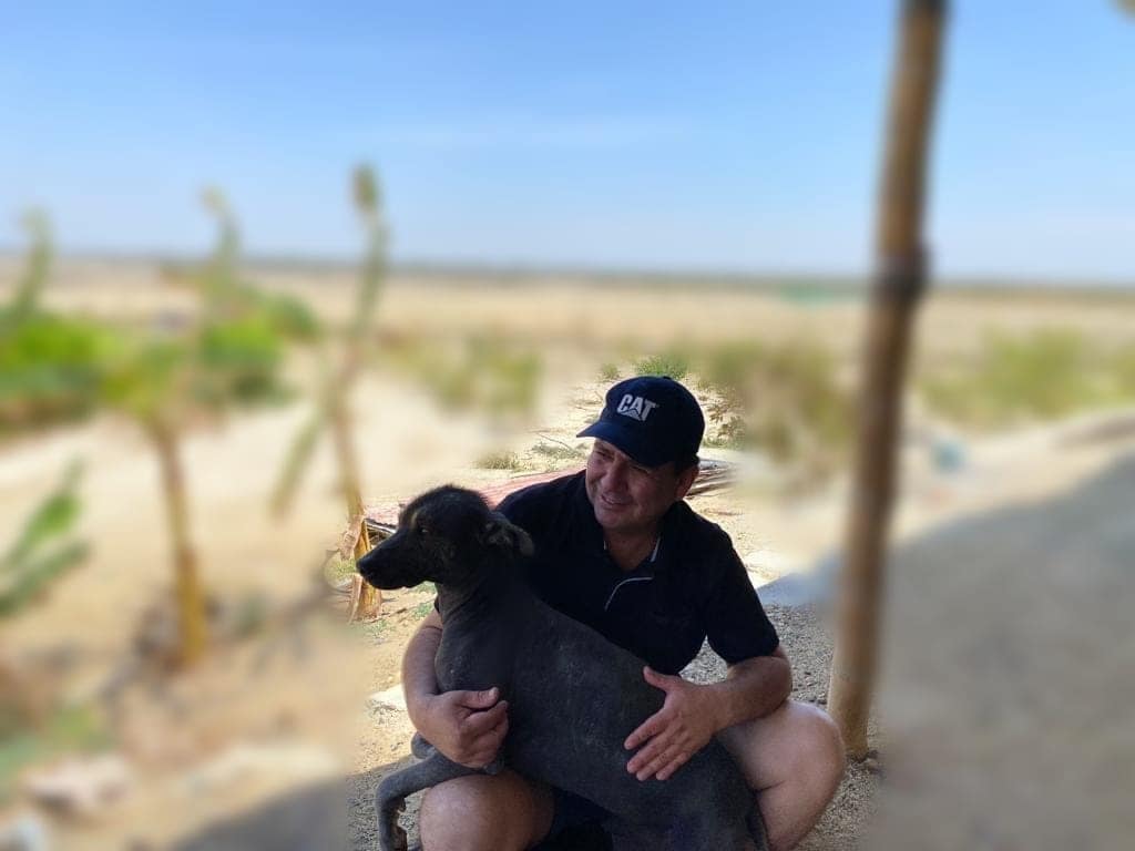 Darwin García Marchena compartiendo un momento con sus mascotas en su hogar