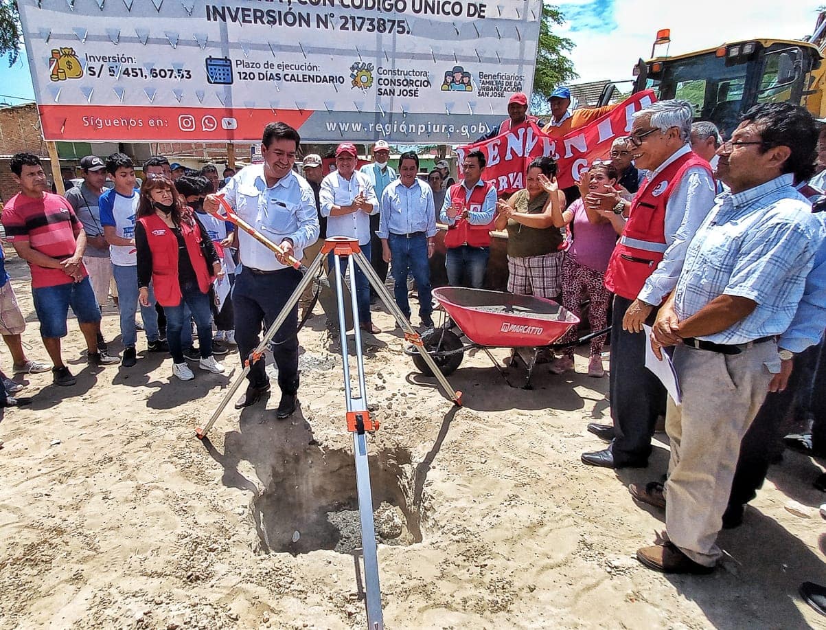Darwin García supervisando obras públicas en Veintiséis de Octubre
