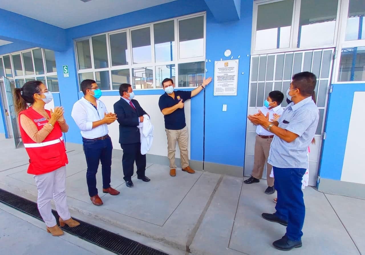 Darwin García Marchena en ceremonia de entrega de colegio reconstruido