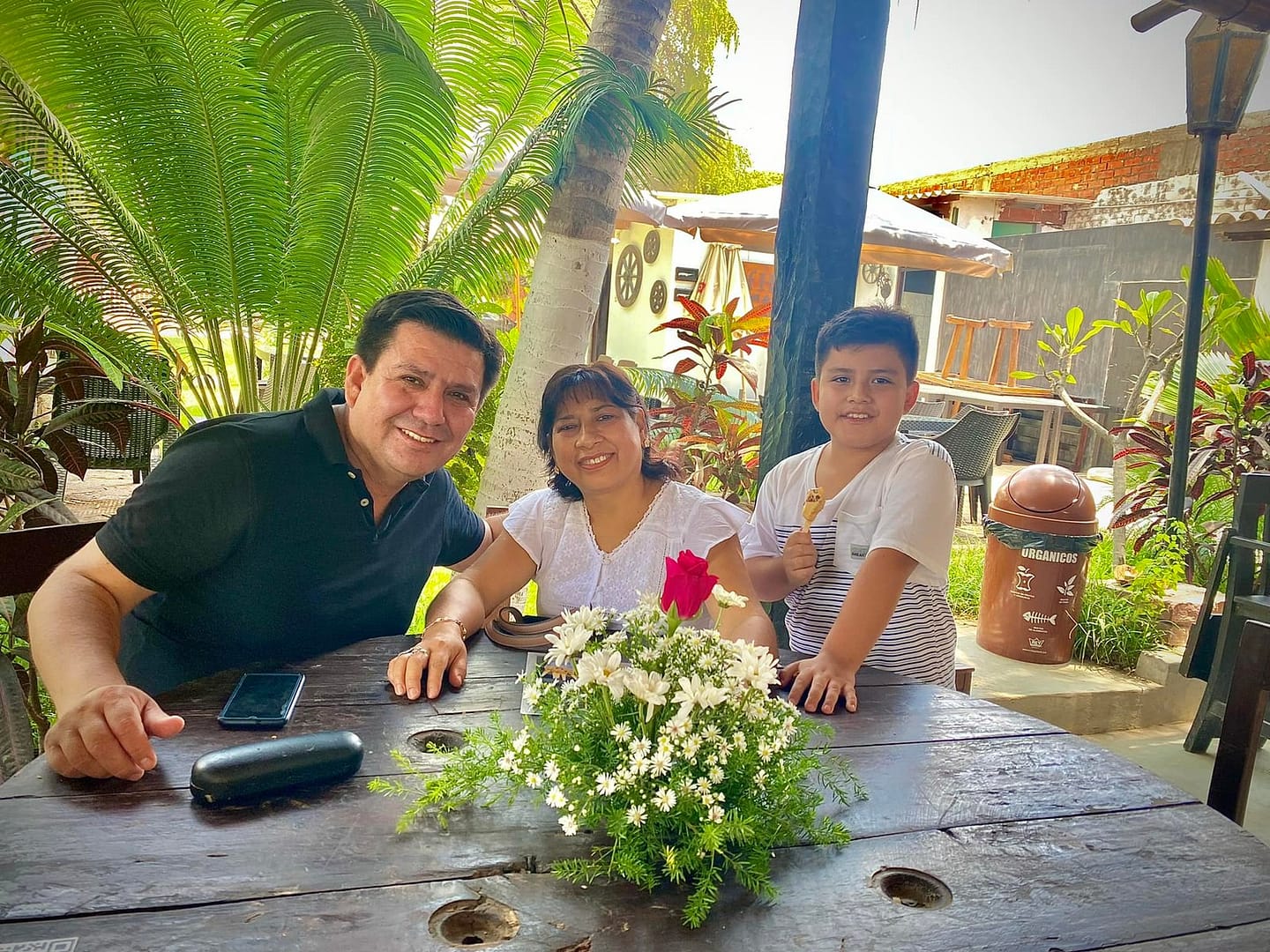 Darwin García Marchena acompañado de su familia