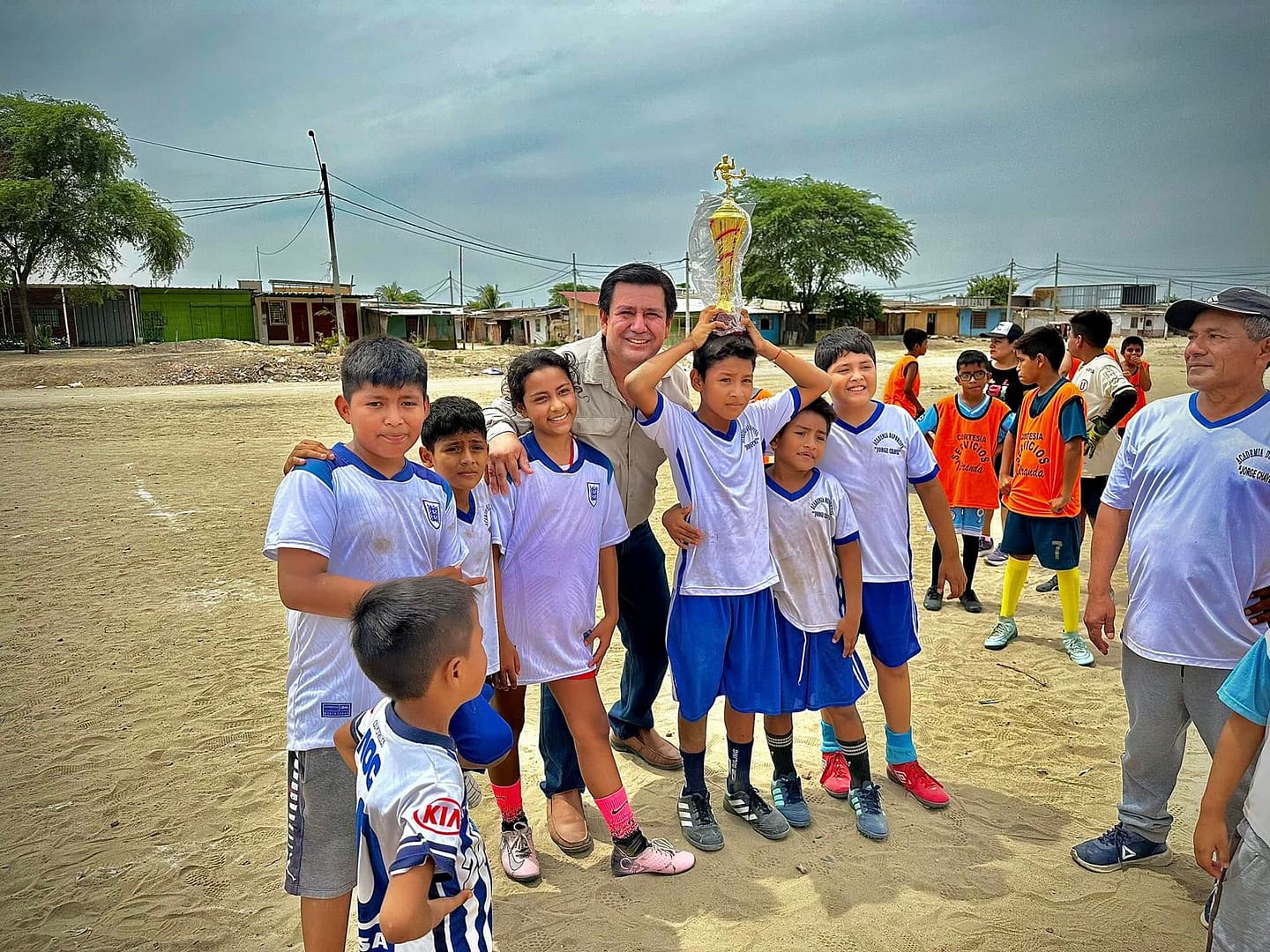 Darwin García Marchena en charla con jóvenes sobre liderazgo comunitario en distrito Veintiséis de Octubre en Piura.