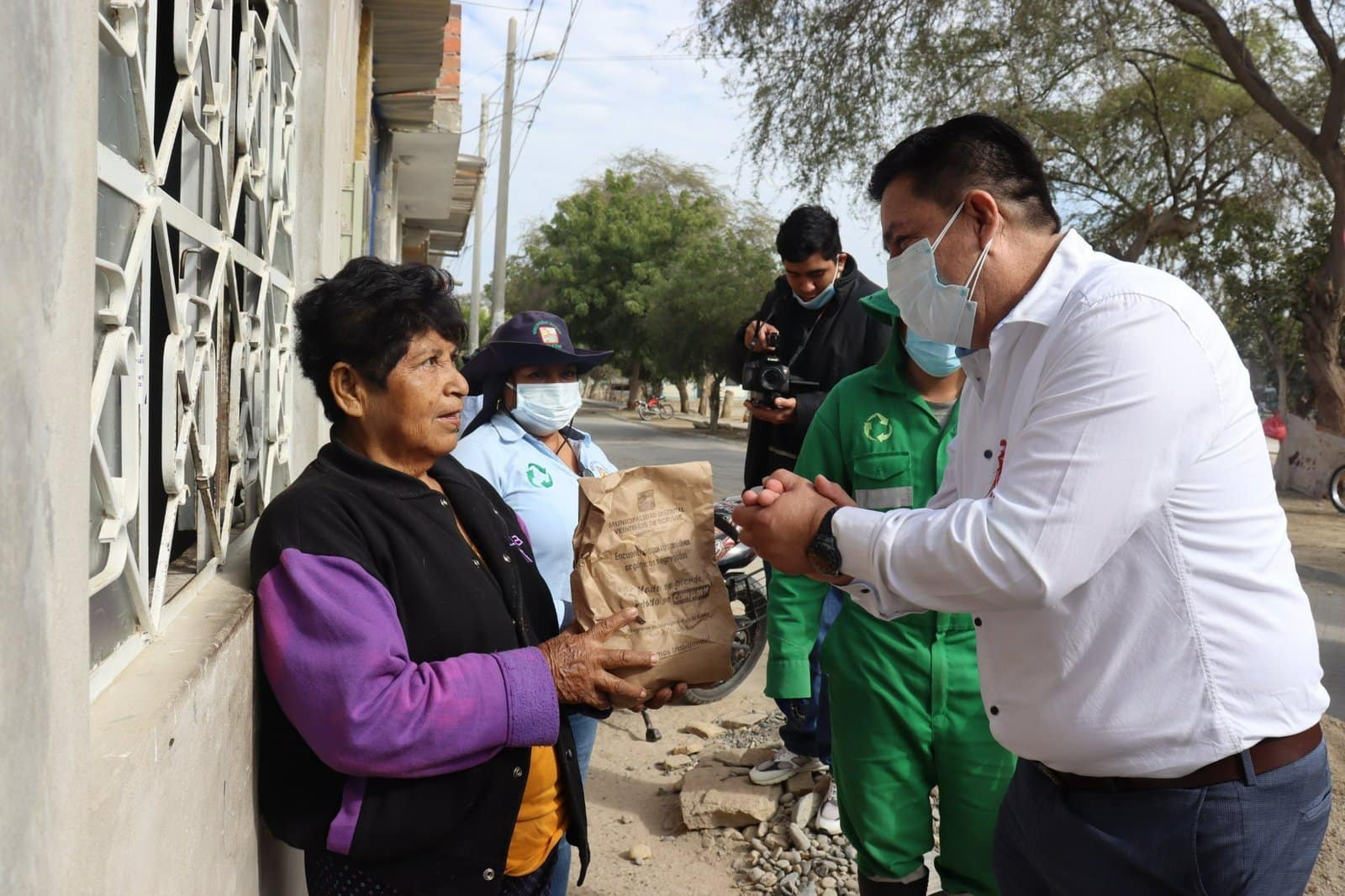 Darwin García Marchena conversando con vecinos del distrito Veintiséis de Octubre