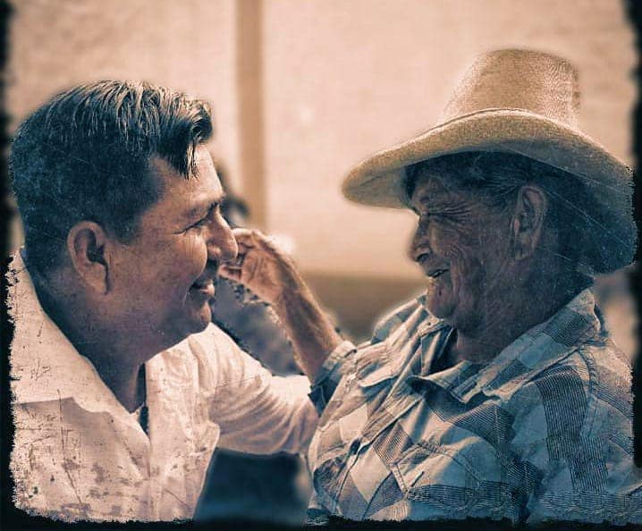 Darwin García Marchena conversando directamente con vecinos en parque de Veintiséis de Octubre