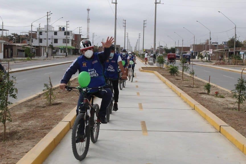 Darwin García Marchena mostrando mapa de nueva red de ciclovías sostenibles